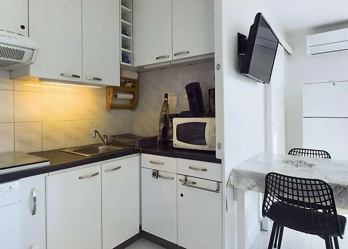 Climatise 2 Pieces + Avec Parking Au Coeur De Marseillan-plage - Fr-1-326-847 *